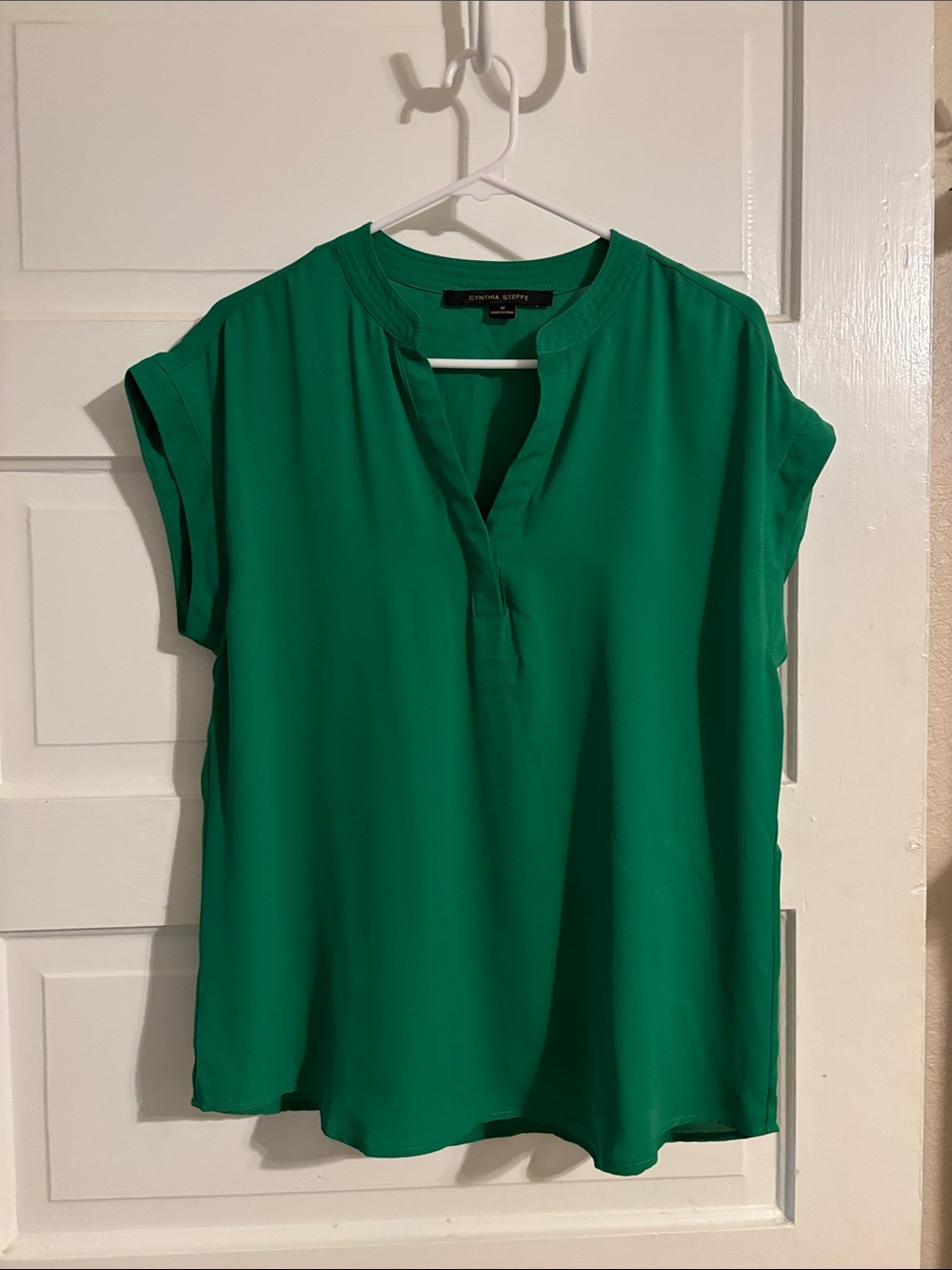 Cynthia Steffe Emerald Green Split-Neck Cap Sleeve Blouse